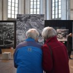 Bezoekers bekijken de foto's in de expositie De Zwolse Lente