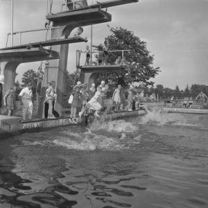 Afzwemmen in Openluchtbad, 1950, collectie Dolf Henneke, HCO