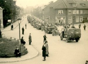 Tweede Wereldoorlog. Hoek Hertenstraat en Deventerstraat (nu Van Karnebeekstraat), 13 april 1945, foto door Willem Oosten, collectie Historisch Centrum Overijssel